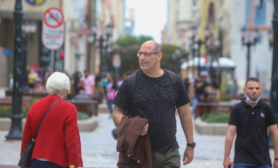 Nove dias após liberação das máscaras em ambientes externos, números da pandemia seguem em queda