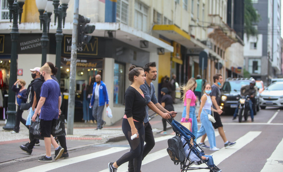 Nove dias após liberação das máscaras em ambientes externos, números da pandemia seguem em queda