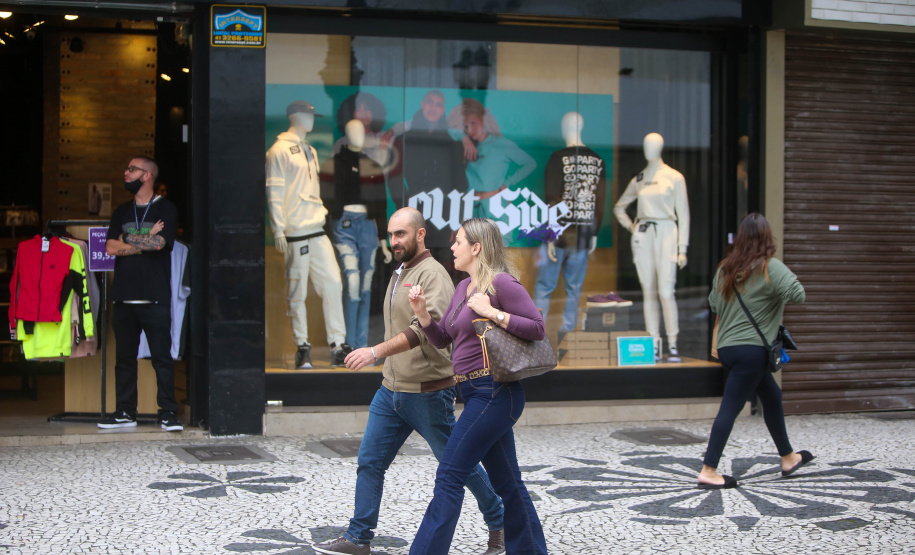 Nove dias após liberação das máscaras em ambientes externos, números da pandemia seguem em queda