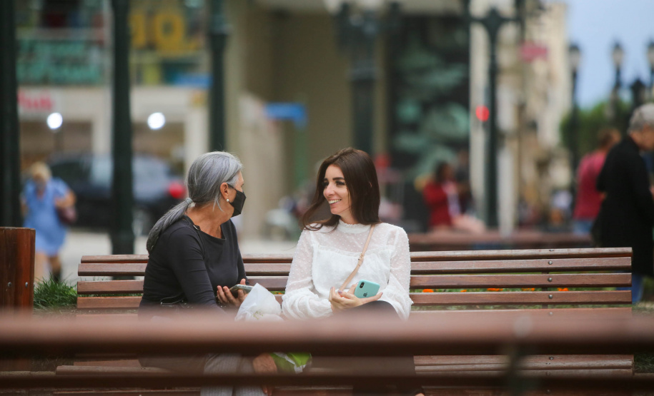 Nove dias após liberação das máscaras em ambientes externos, números da pandemia seguem em queda