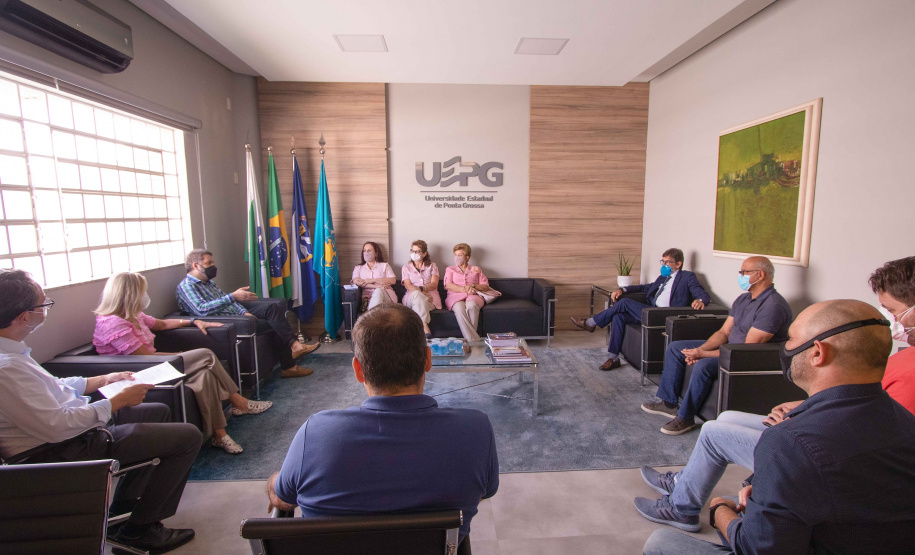 UEPG firma convênio para colaboração com Rede Feminina de Combate ao Câncer