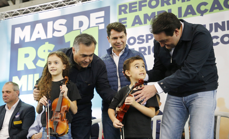 O governador Carlos Massa Ratinho Junior e o Secretário da Saúde, Beto Preto, assinam nesta quinta-feira (31), liberação de recurso para o Hospital de Rio Branco do Sul.