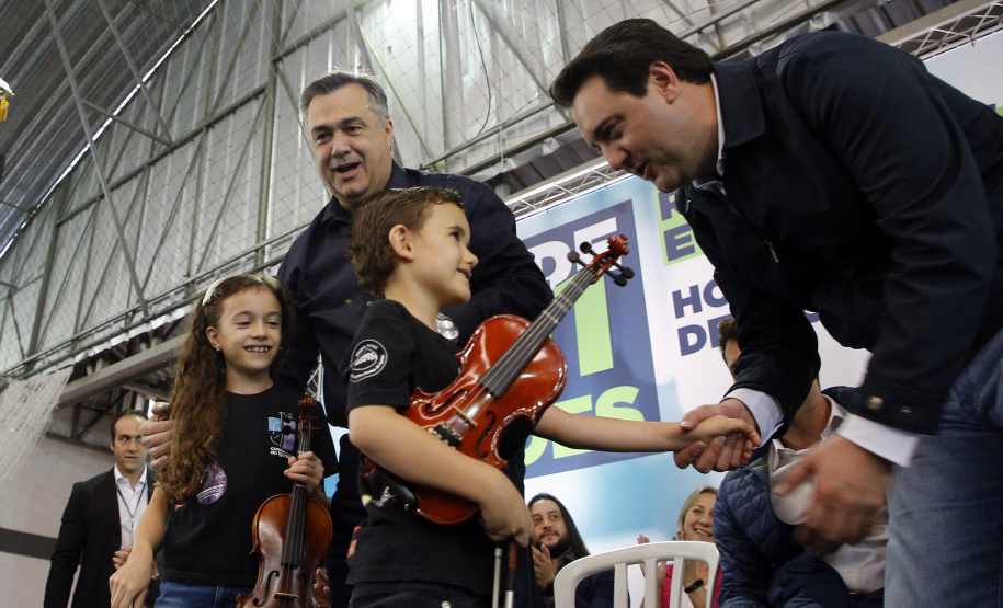 O governador Carlos Massa Ratinho Junior e o Secretário da Saúde, Beto Preto, assinam nesta quinta-feira (31), liberação de recurso para o Hospital de Rio Branco do Sul.
