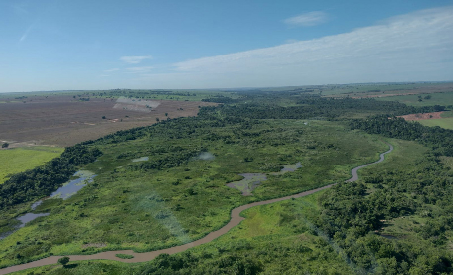 Com apoio de aeronave do BPMOA, IAT identifica irregularidades em áreas de APP