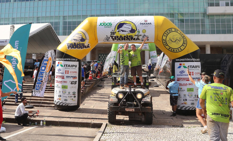 Chegada Transparaná em frente ao Palácio Iguaçu