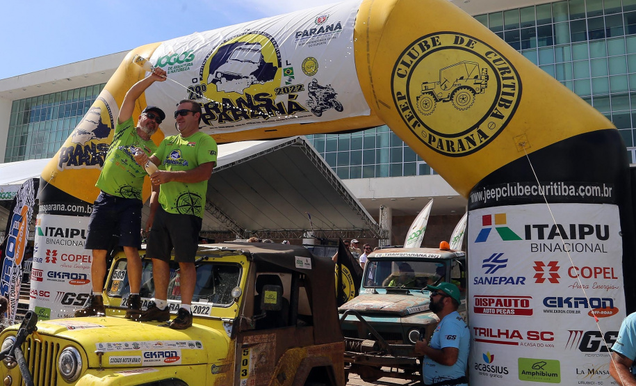 Chegada Transparaná em frente ao Palácio Iguaçu