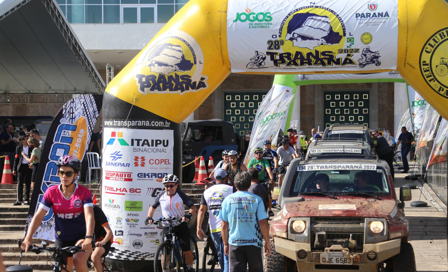 Chegada Transparaná em frente ao Palácio Iguaçu