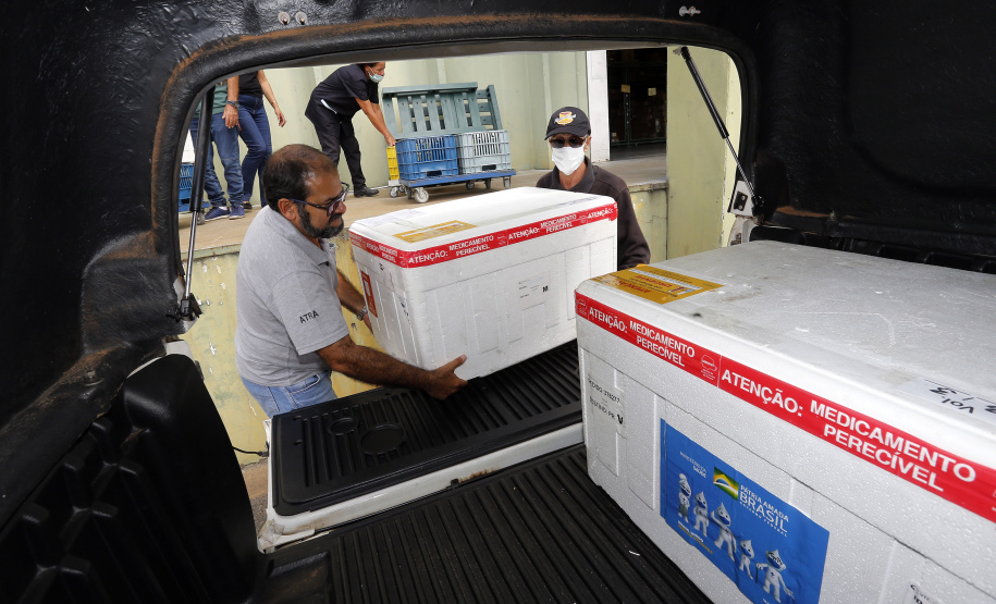 Distribuição de vacinas contra Covid 19, para as regionais de saúde do Paraná, no Cemepar, em Curitiba -  Curitiba, 29/03/2022