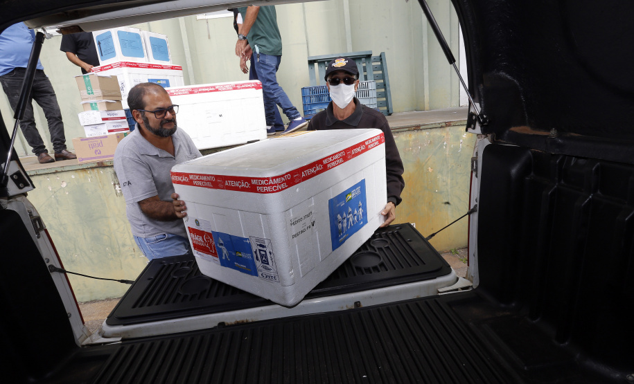 Distribuição de vacinas contra Covid 19, para as regionais de saúde do Paraná, no Cemepar, em Curitiba -  Curitiba, 29/03/2022