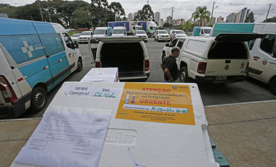 Funcionários do Cemepar carregando vacinas contra a Covid 19, para as 22 regionais de saúide do Paraná