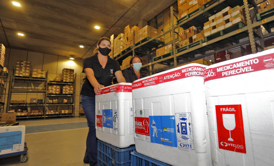 Distribuição de vacinas contra Covid 19, para as regionais de saúde do Paraná, no Cemepar, em Curitiba -  Curitiba, 29/03/2022