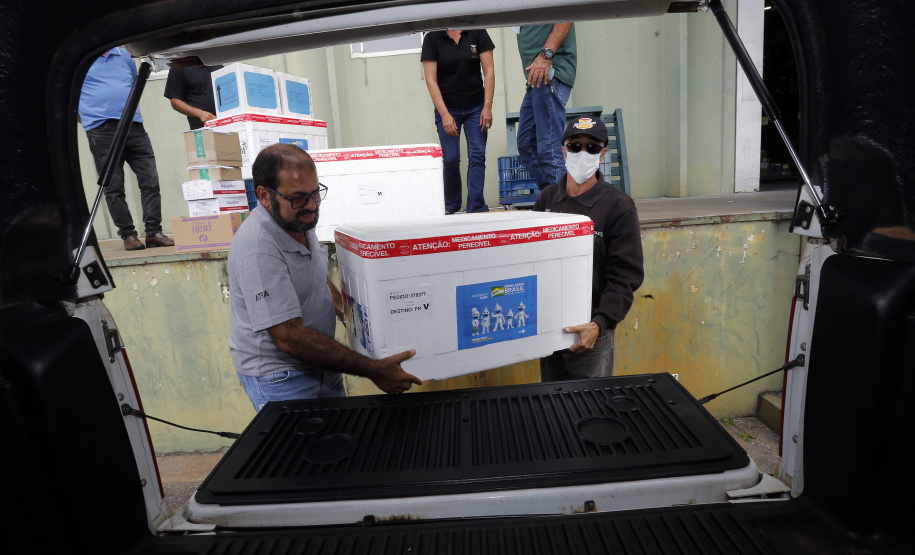 Distribuição de vacinas contra Covid 19, para as regionais de saúde do Paraná, no Cemepar, em Curitiba -  Curitiba, 29/03/2022