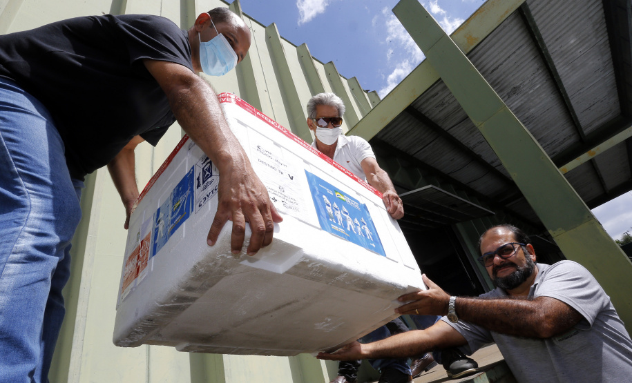 Distribuição de vacinas contra Covid 19, para as regionais de saúde do Paraná, no Cemepar, em Curitiba -  Curitiba, 29/03/2022