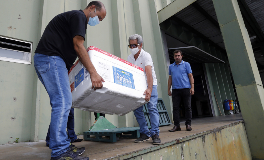 Distribuição de vacinas contra Covid 19, para as regionais de saúde do Paraná, no Cemepar, em Curitiba -  Curitiba, 29/03/2022