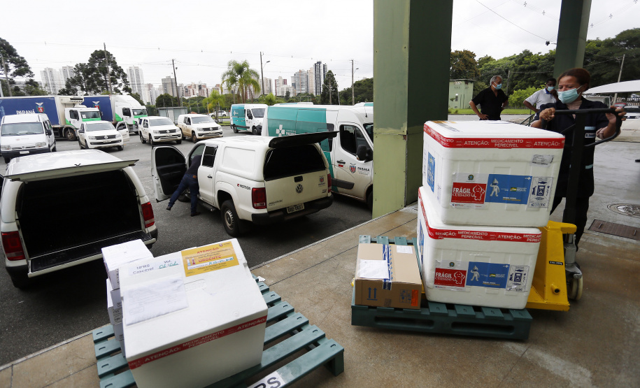 Funcionários do Cemepar carregando vacinas contra a Covid 19, para as 22 regionais de saúide do Paraná