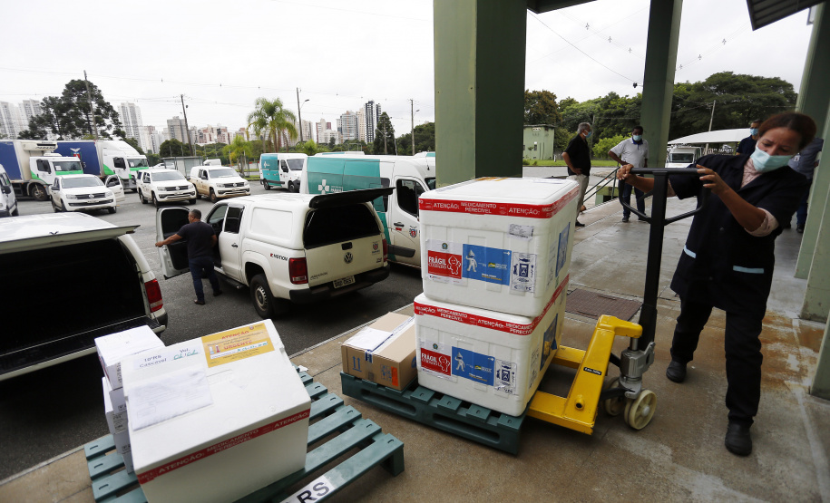 Funcionários do Cemepar carregando vacinas contra a Covid 19, para as 22 regionais de saúide do Paraná