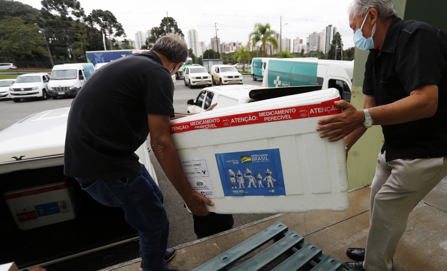 Funcionários do Cemepar carregando vacinas contra a Covid 19, para as 22 regionais de saúide do Paraná
