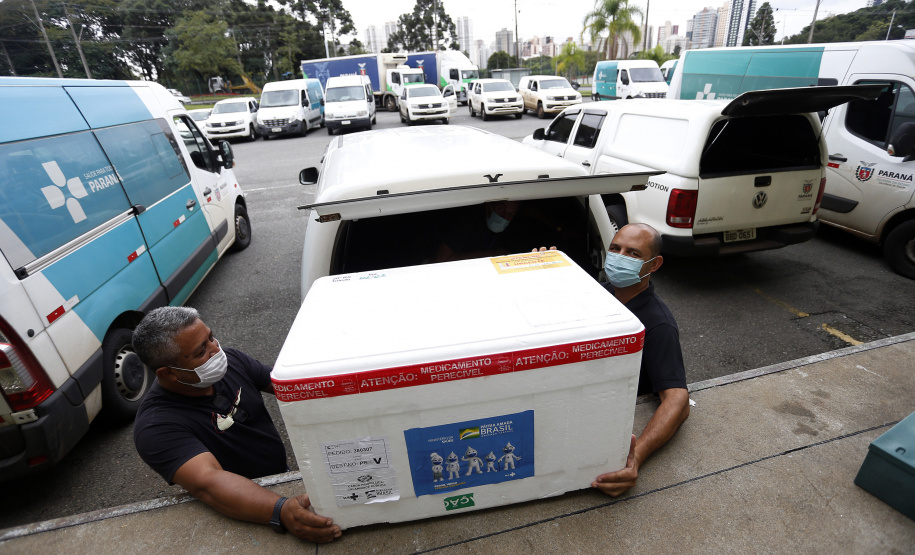 Funcionários do Cemepar carregando vacinas contra a Covid 19, para as 22 regionais de saúide do Paraná