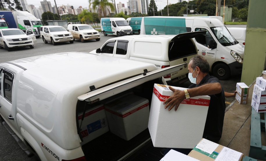 Funcionários do Cemepar carregando vacinas contra a Covid 19, para as 22 regionais de saúide do Paraná