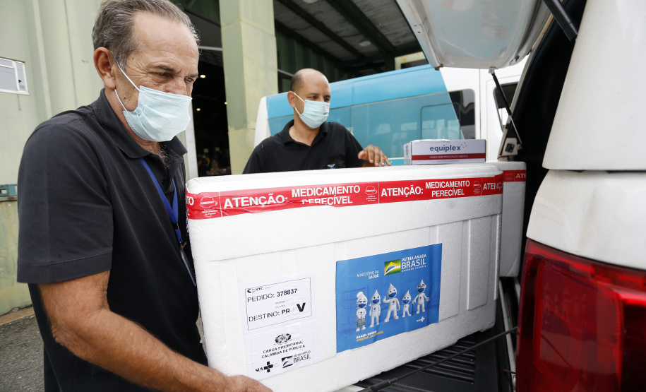 Funcionários do Cemepar carregando vacinas contra a Covid 19, para as 22 regionais de saúide do Paraná