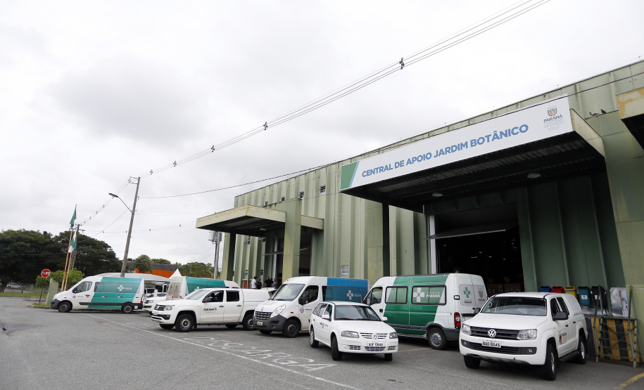 Funcionários do Cemepar carregando vacinas contra a Covid 19, para as 22 regionais de saúide do Paraná