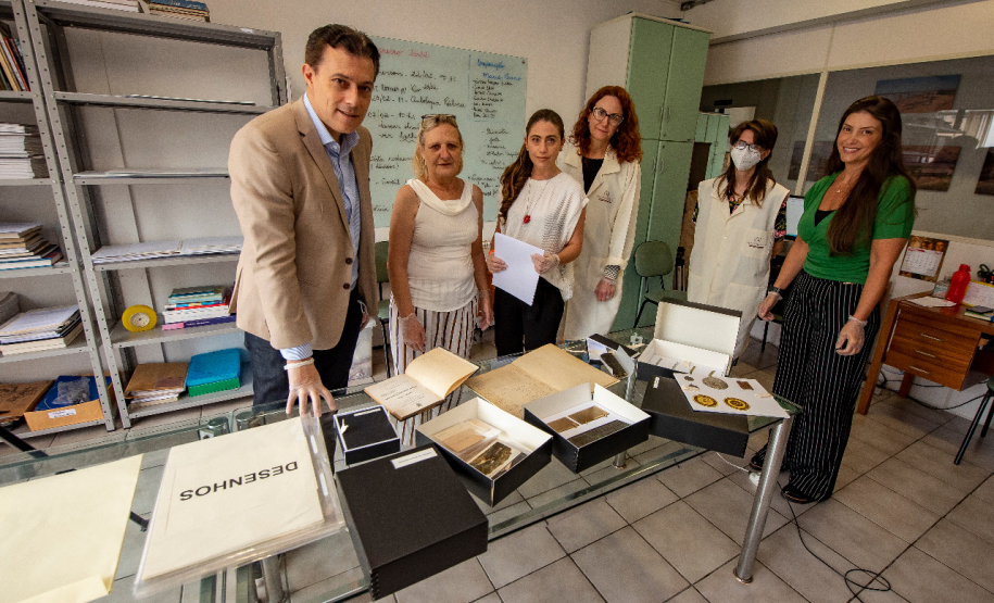Documentos de Alfredo Andersen passam por processo de conservação e ganham sobrevida