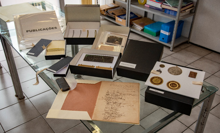 Documentos de Alfredo Andersen passam por processo de conservação e ganham sobrevida