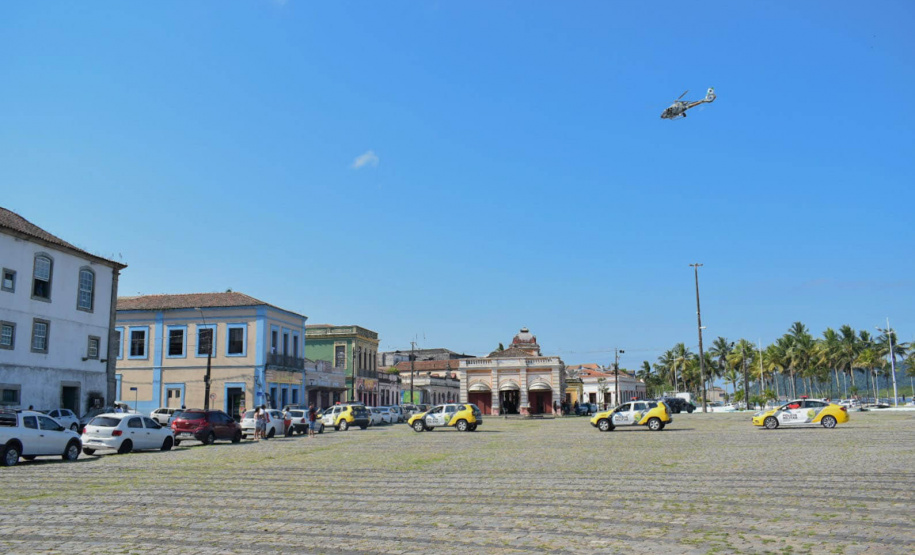 Polícia Militar desencadeia megaoperação Fortaleza no Litoral do estado com viaturas e helicóptero