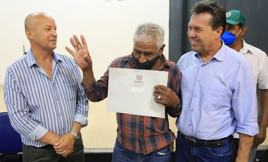 Famílias de Altamira do Paraná recebem primeiros documentos para regularização fundiária