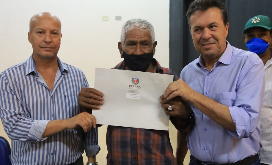 Famílias de Altamira do Paraná recebem primeiros documentos para regularização fundiária