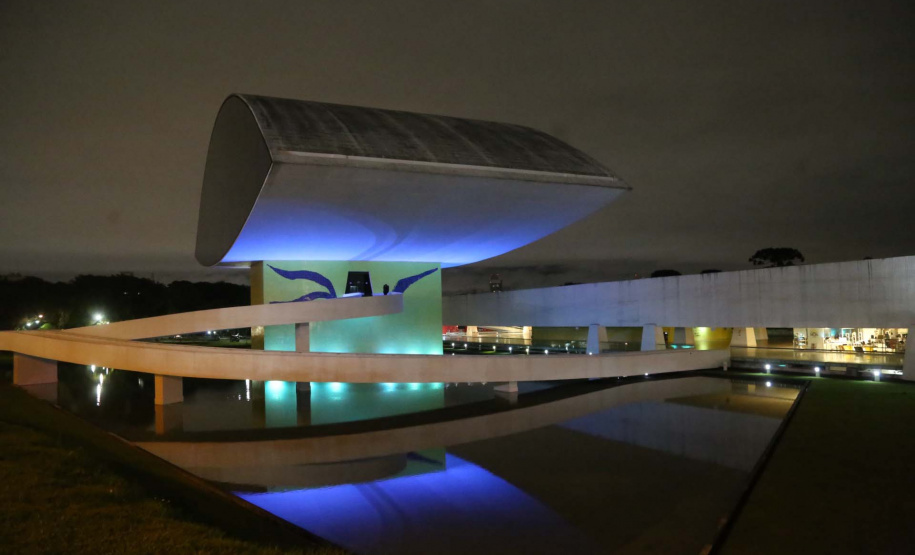 Prédios públicos da capital são iluminados de azul em apoio ao Dia Mundial de Conscientização do Autismo