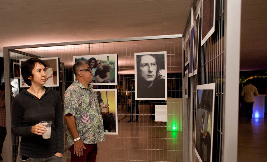 Exposição fotográfica do Festival de Curitiba é apresentada no vão livre do MON