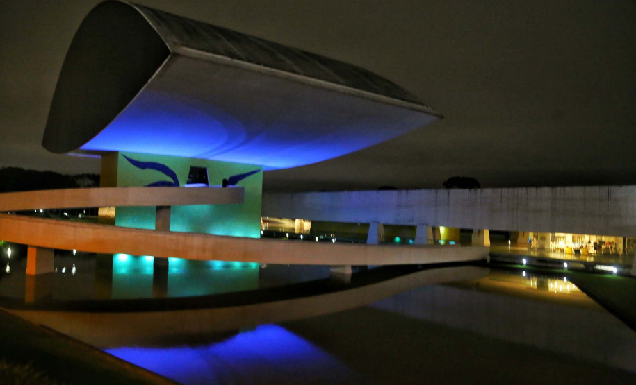 Prédios públicos da capital são iluminados de azul em apoio ao Dia Mundial de Conscientização do Autismo