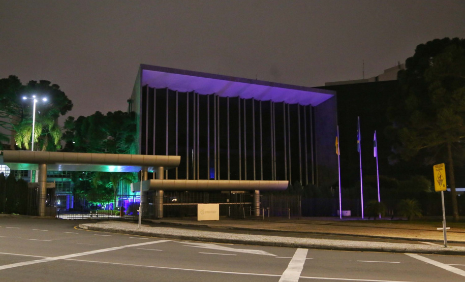 Prédios públicos da capital são iluminados de azul em apoio ao Dia Mundial de Conscientização do Autismo