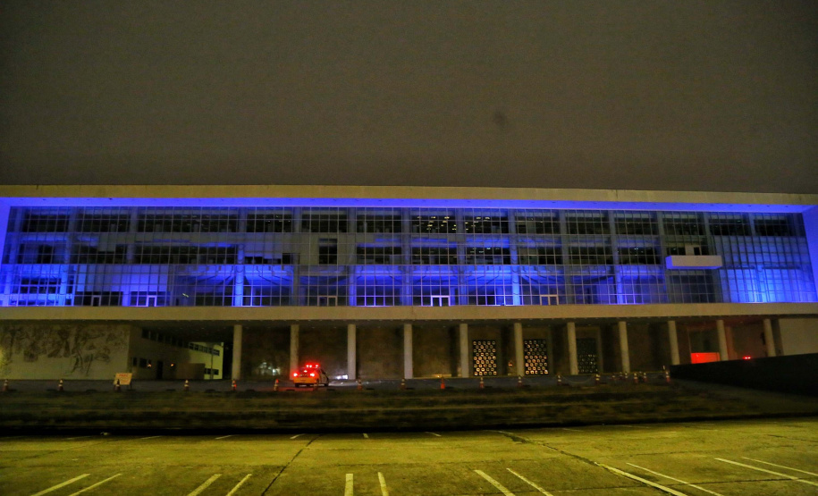 Prédios públicos da capital são iluminados de azul em apoio ao Dia Mundial de Conscientização do Autismo