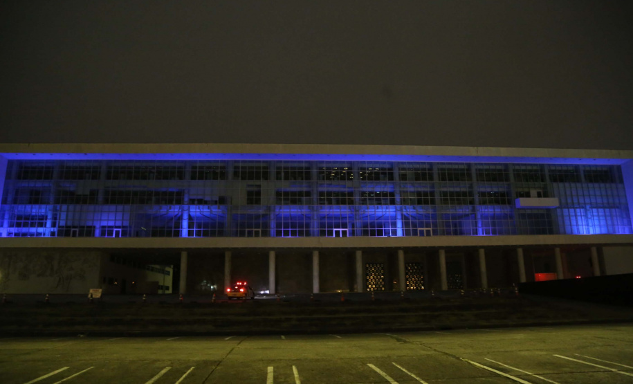 Prédios públicos da capital são iluminados de azul em apoio ao Dia Mundial de Conscientização do Autismo