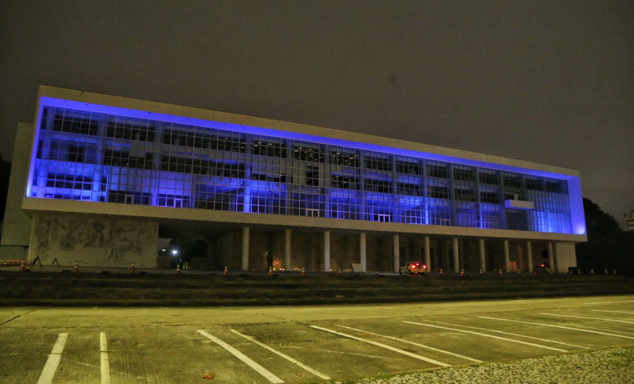 Prédios públicos da capital são iluminados de azul em apoio ao Dia Mundial de Conscientização do Autismo