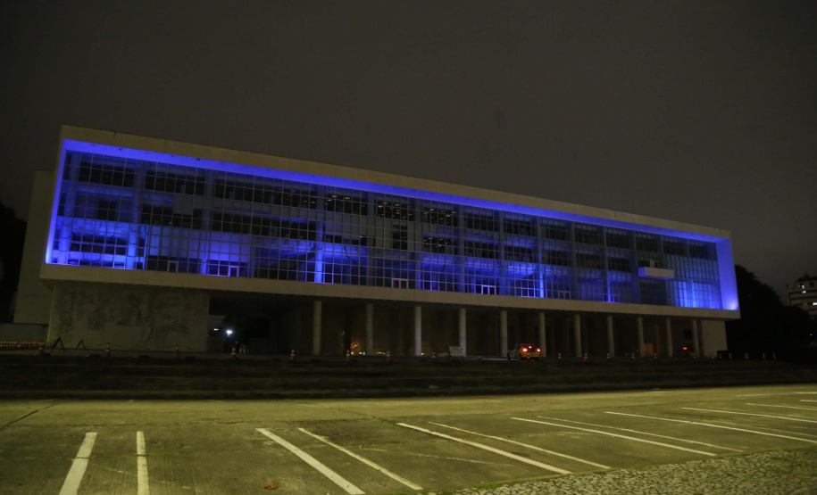 Prédios públicos da capital são iluminados de azul em apoio ao Dia Mundial de Conscientização do Autismo