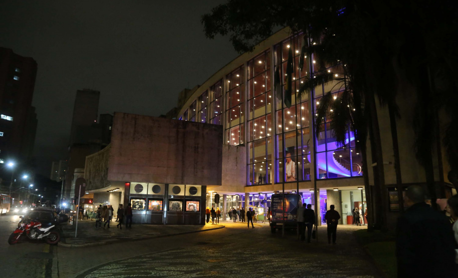 Prédios públicos da capital são iluminados de azul em apoio ao Dia Mundial de Conscientização do Autismo