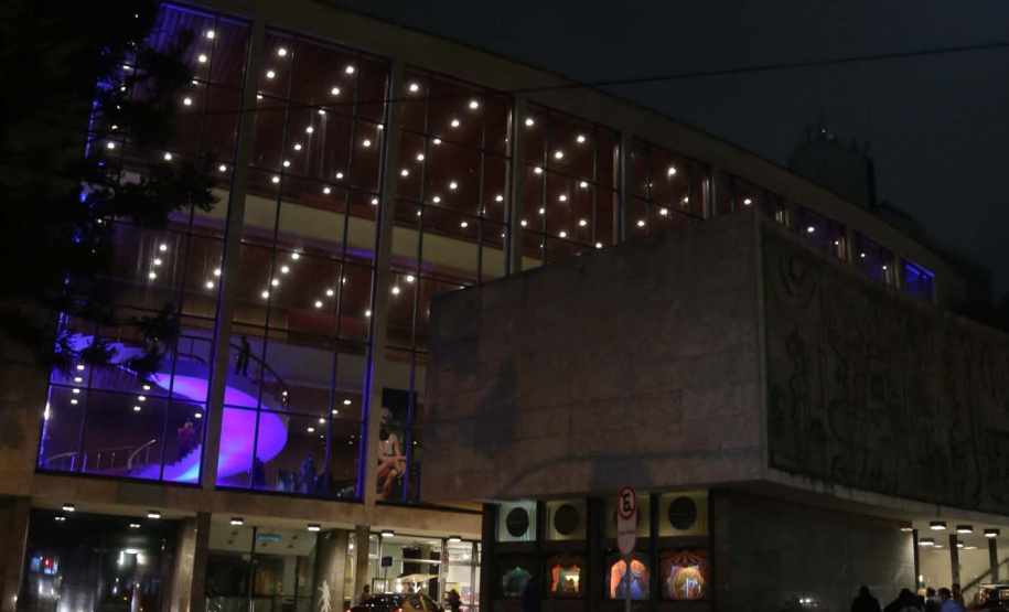 Prédios públicos da capital são iluminados de azul em apoio ao Dia Mundial de Conscientização do Autismo