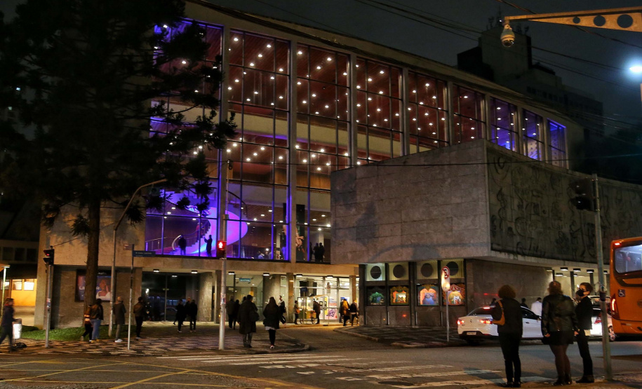 Prédios públicos da capital são iluminados de azul em apoio ao Dia Mundial de Conscientização do Autismo
