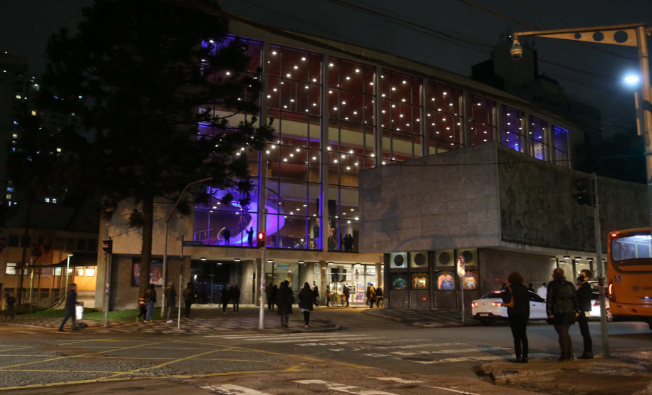 Prédios públicos da capital são iluminados de azul em apoio ao Dia Mundial de Conscientização do Autismo
