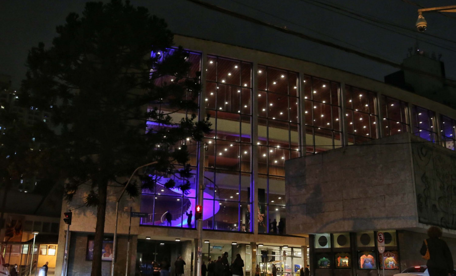 Prédios públicos da capital são iluminados de azul em apoio ao Dia Mundial de Conscientização do Autismo