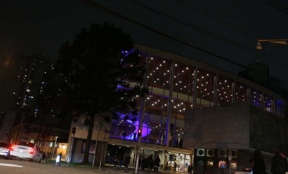 Prédios públicos da capital são iluminados de azul em apoio ao Dia Mundial de Conscientização do Autismo