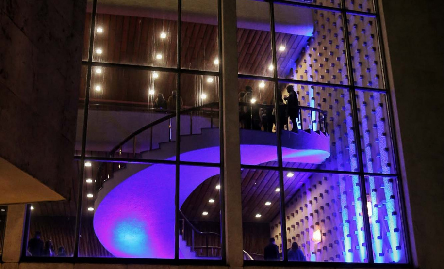 Prédios públicos da capital são iluminados de azul em apoio ao Dia Mundial de Conscientização do Autismo