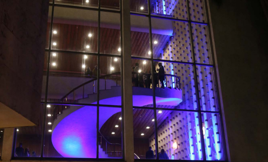 Prédios públicos da capital são iluminados de azul em apoio ao Dia Mundial de Conscientização do Autismo