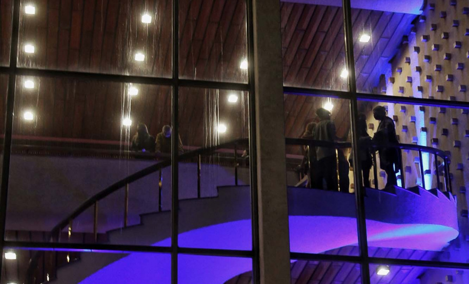 Prédios públicos da capital são iluminados de azul em apoio ao Dia Mundial de Conscientização do Autismo