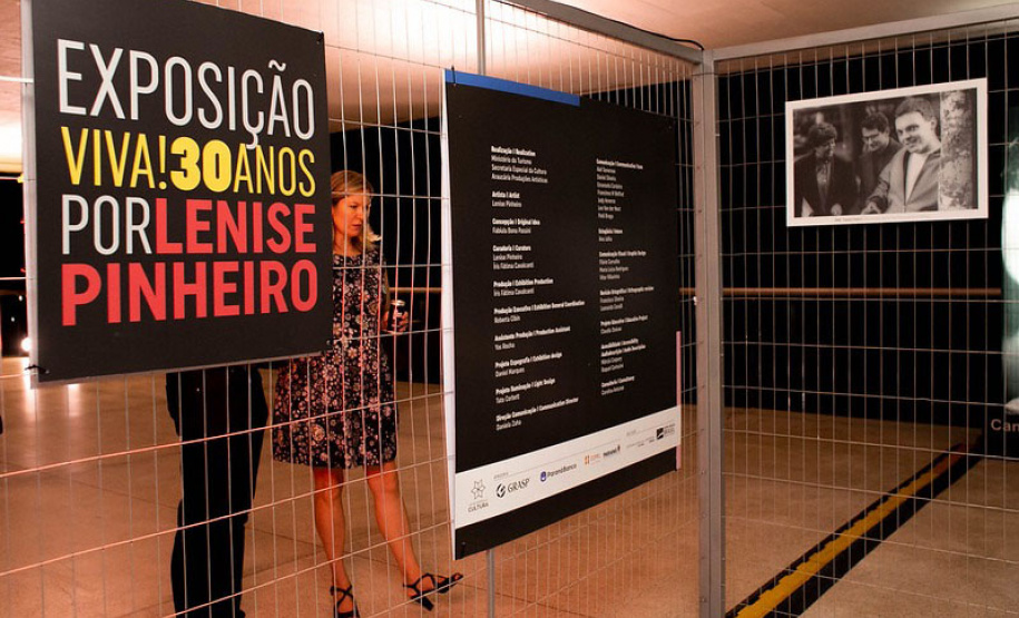 Exposição fotográfica do Festival de Curitiba é apresentada no vão livre do MON