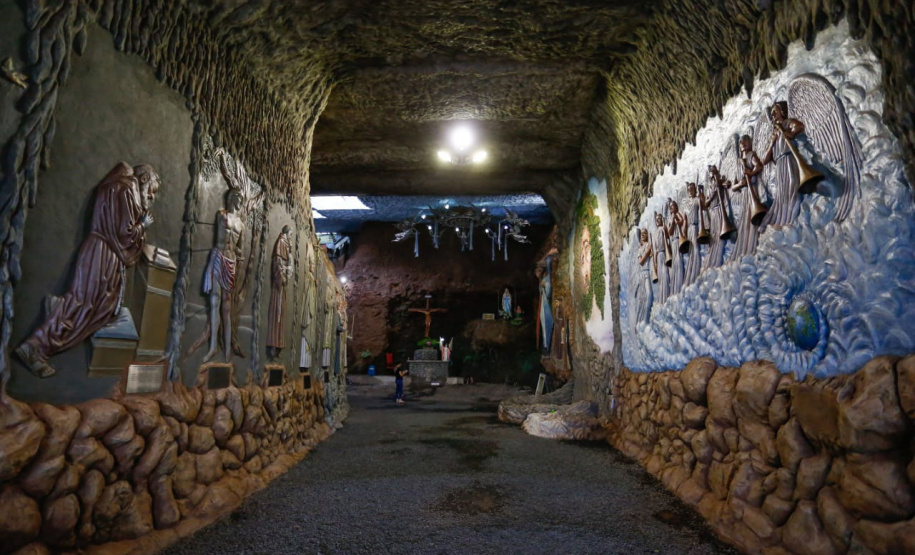 Santuário de São Miguel Arcanjo, em Bandeirantes, - Bandeirantes, 09/04/2022