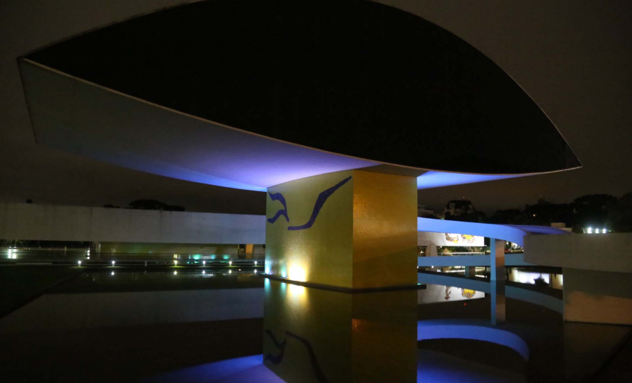 Prédios públicos da capital são iluminados de azul em apoio ao Dia Mundial de Conscientização do Autismo